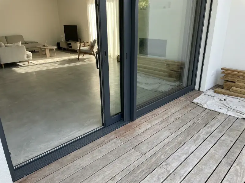 Groot hefschuifraam naar een terras, half open